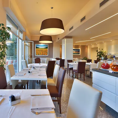 Отель Western Tigullio Royal 4*